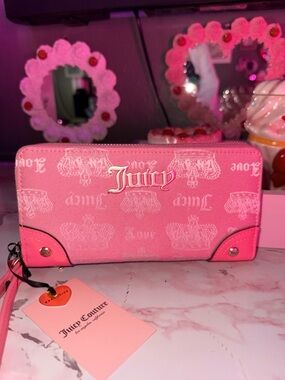 Juicy Couture Juicy Fan Club LG ZA Wallet with Wristlet in Pink Lemonade/Powd.